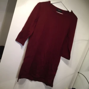  - Stickad längre tröja/klänning från forever 21. Endast använd fåtal timmar, som ny. Swishbetalning, frakt tillkommer. 