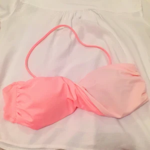  - Sjukt fin bikinitopp som tyvärr inte används längre. Köpt på American Eagle för 150kr. Jag är vanligtvis en XS/S med B-kupa och den sitter bra på mig, men sitter nog lika bra på större storlekar (materialet är stretchigt).
