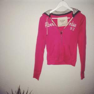 Abercrombie & Fitch hoodie rosa i storlek S. Rätt liten i storleken så passar mindre också. Köpt för några år sedan men fortfarande i bra skick!