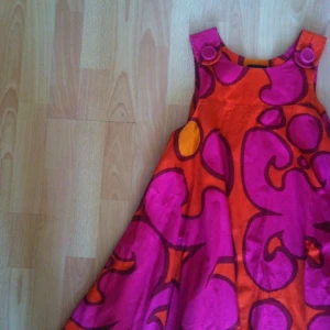  - 💐Superfin & unik klänning, full av härliga färger & ett vackert mönster💐

• Storlek: 36
• Märke: H&M, a tribute to Marimekko
• Material: 100% bomull
• Skick: Knappt använd, superfint skick
• Övrigt: Inga skavanker alls
• Frakt: 28kr