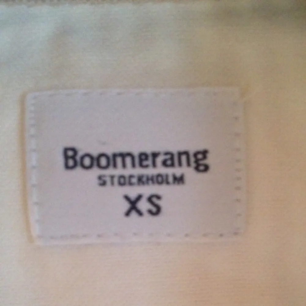 En mycket styltig boomerang Stockholm skjorta slim fit, randig beige och vit. Fina detaljer perfekt skick och kvalité.  Jag har storlek 34/36 och den passar perfekt. . Blusar.