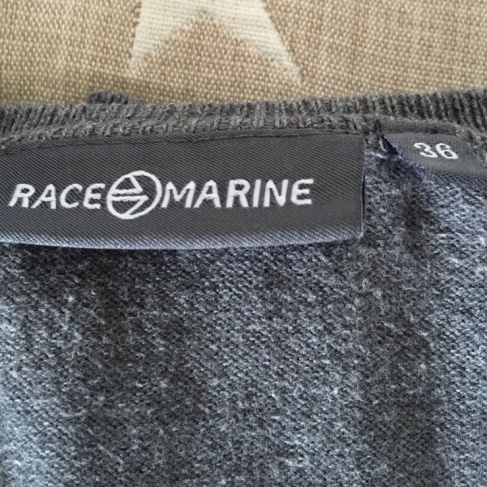 Grå långärmad tröja från Race Marine!
. Toppar.