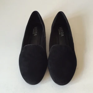  - Helt oanvända äkta mocka-loafer från åhlens egna märke WERA Stockholm. Passar dig som pendlar mellan storlek 36-37. Tar emot svish. Frakt 56kr