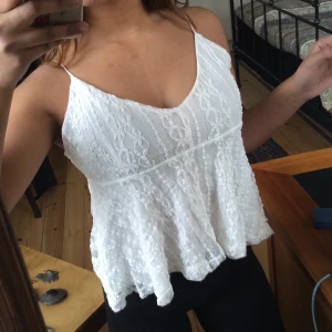  - En vit sommartop i stl xs. Bra skick. 