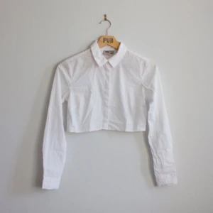  - Vit, croppad skjorta från ASOS. 