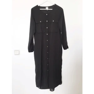  - Lång klänning från Monki. Använd 1 gång. 