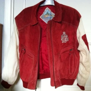  - • Storlek: M/L 
• Märke: Rosetti (?) 
• Material: Äkta svinmocka & nylon
• Skick: Begagnad, välanvänd men har mer att ge.
• Övrigt: Fläckar finns på de vita delarna.
• Frakt: 56kr 