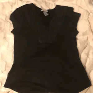En svart T-shirt med nät vid brösten med väldigt skönt och mjukt material 