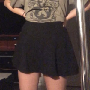 Svart kjol - Svart kjol. Går ner till mitten av låren. Köparen står för frakten💕