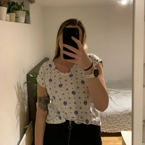 Mönstrad t-shirt från Lindex - V-ringad t-shirt med snyggt mönster i storlek S