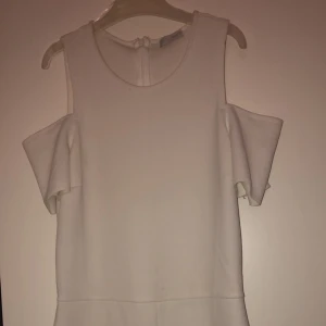vit jumpsuit strl S - från zara använd en gång