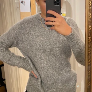 Grå stickad tröja  - Säljer en grå stickad tröja i storlek xs, kan även passa en S. Köpt på Monki. 