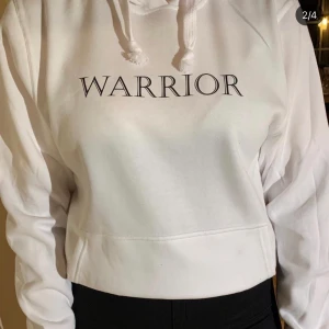 Vit hoodie warrior - Vit hoodie med trycket warrior. Storlek xs-xl. Frak tillkommer💖