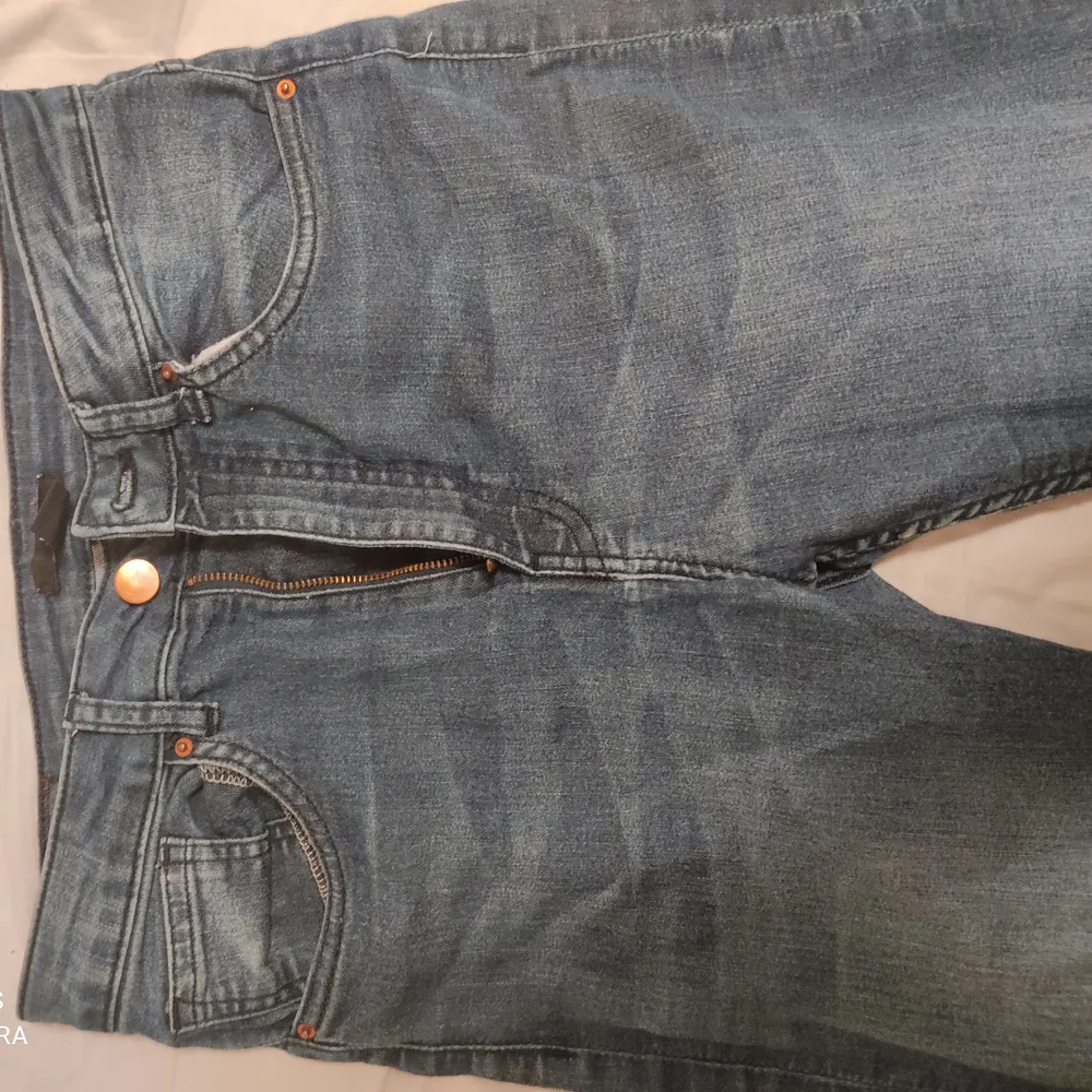 Använda byxor, från hm. Är mer jeggings än jeans. Mörk blå! Väldigt strechiga o bekväma 👍✨ säljer de billigt för jag har ägt dem ett tag och vill bli av med massa från garderoben. Köparen står för frakt 🥰 (kan ej visa dem på för de passar ej). . Jeans & Byxor.