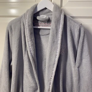 Morgonrock - Jättegosig morgonrock i ljusblå/grå färg från Bondelid knappt använd. Den har ett snöre med, skriv för fler bilder Storlek xs/s men passar M också 