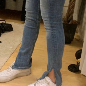 Säljer dessa Stl s passar  xs - Jeans med slits 100+frakt 🥰 Stl s funkar också xs