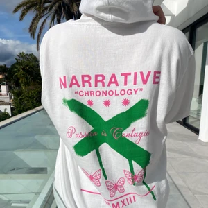 Hoodie  - ALDRIG ANVÄND! Säljer denna svincoola vita hoodie ifrån Boohoo MAN i storlek XL💕baksidan är enligt mig 2 die 4. Den är inte jättetjock