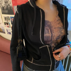 Trendig kofta med sömmar utanpå - Kofta med vita sömmar utanpå som är trendigt nu☺️ storleken är M och sitter som på bilderna! Skicket är second hand och köpare står för frakt❤️ buda privat❣️