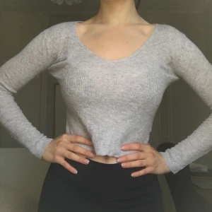 Ulltröja<3 - Jättefin tröja i ull (80 % ull) från Brandy Melville, passar en XS. Sticks inte!! Väldigt fint skick! Knappt använd💕 Nypriset var ca 350 kr!