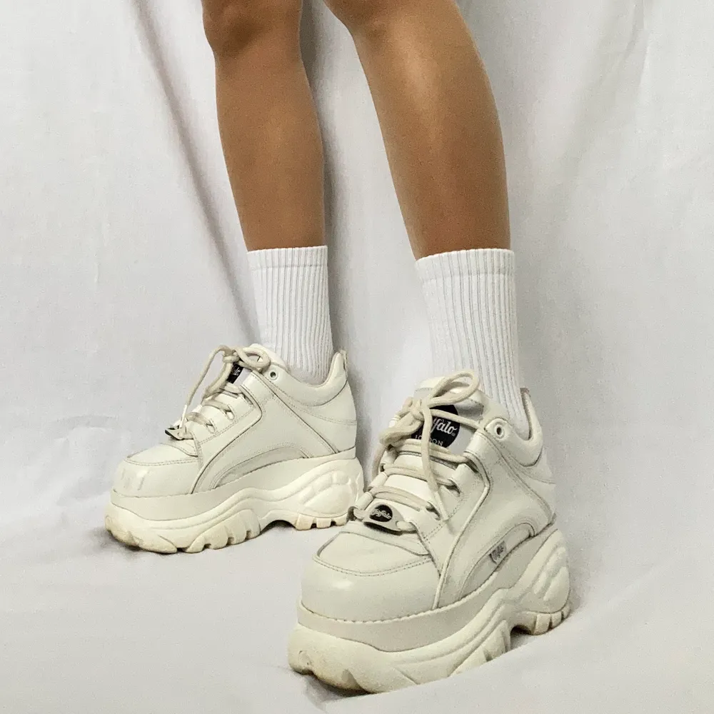 🌊 CLASSIC LOW LEATHER WHITE BUFFALO LONDON CHUNKY PLATFORM SNEAKERS. MINOR FLAWS ON RIGHT FRONT. WITH ORIGINAL BOX  • SIZE - EU 37 • BRAND - Buffalo London • MATERIAL - Leather  MY MEASUREMENTS • Height 161cm / 5'3
