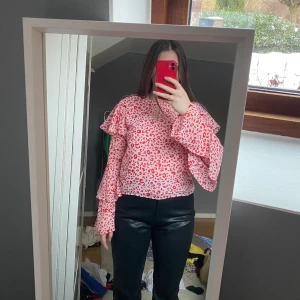 Rosa/röd blus från nakd - Rosa blus med röda leopard detaljer. Från Andrea Hedenstedts kollektion. Oanvänd.