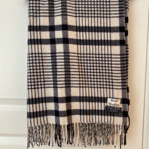 Acne Studios Halsduk - En varm halsduk från Acne som är perfekt nu under vintern! Endast använd ett fåtal gånger så i väldigt bra skick. 100% ull och jättebra kvalitet 😊 skriv om ni har några frågor eller vill komma med bud🌸