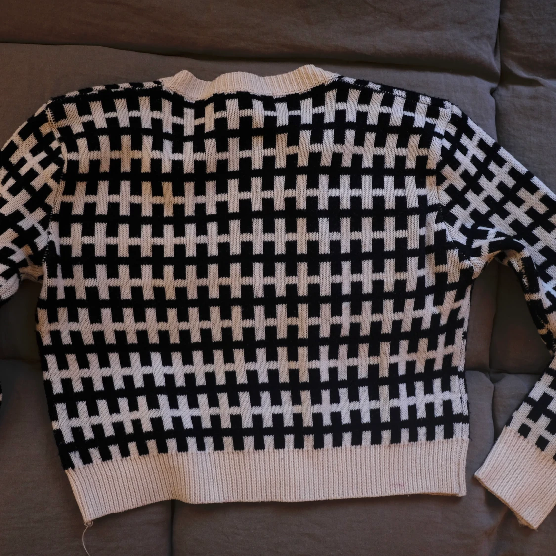 Stickad tröja i fint svartvitt mönster  - 90