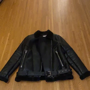 Super fin jacka köpt från zara  - Jackan är endast använd ett få tal gånger då den ej passar längre hoppas jag att den får en ny ägare, det är storlek 152 som passar något som är 158-160 cm med storlek xs-s 