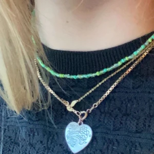 Pärlhalsband - Ett pärlhalsband som finns i färgerna blå, grön och rosa💙💚💗