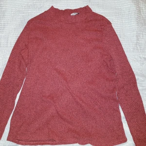 Polotröja i rosaröd färg. - Fin passform, långa ärmar. Ser ur att vara i nyskick men välanvänd.