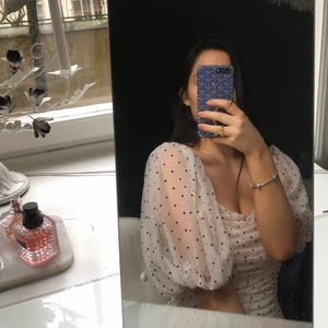 Zara klänning  - Superfin oanvänd klänning från Zara köpt i Paris. Köpte klänningen när jag var en strl L men passar även nu när jag är en S (på bilderna) nypris €39,90