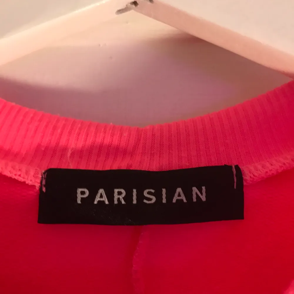 En super cool tröja från Parisian! Liten liten prick som jag tror inte går bort men man tänker inte på det! Kommer inte till använing för det inte riktigt min stil💗. Tröjor & Koftor.