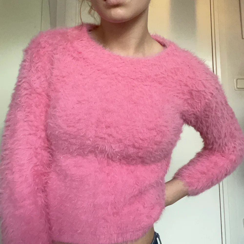 Rosa tröja från barnavdelningen, men jag använder  som crop top med trekvartsärm och är en S/M i storlek vanligtvis. Sparsamt använd. Färgen är som på andra bilden. Tröjor & Koftor.