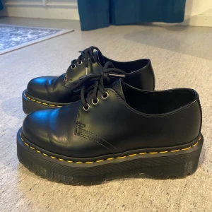 1461 Quad - Säljer de finaste Dr. Martens 1461 Quad platform som endast är använda utomhus ett fåtal gånger. Säljer på grund av för stor storlek, har vanligtvis storlek 36 och det är 37 i skorna. Nypris ligger kring 2000kr och fraktkostnad ingår i mitt pris 🖤