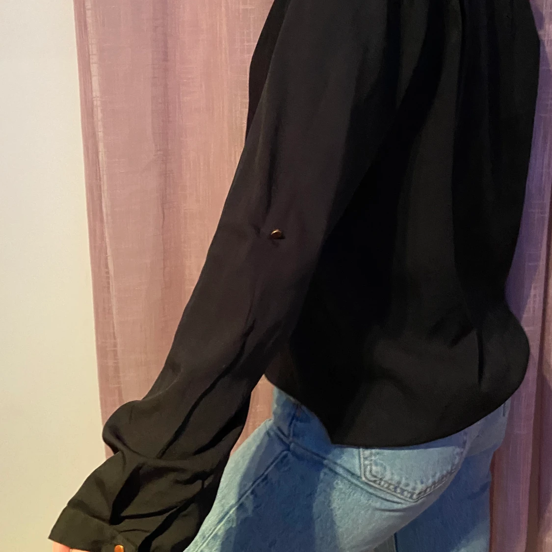 svart blus med guld detalj på ärmarna🖤 - 90