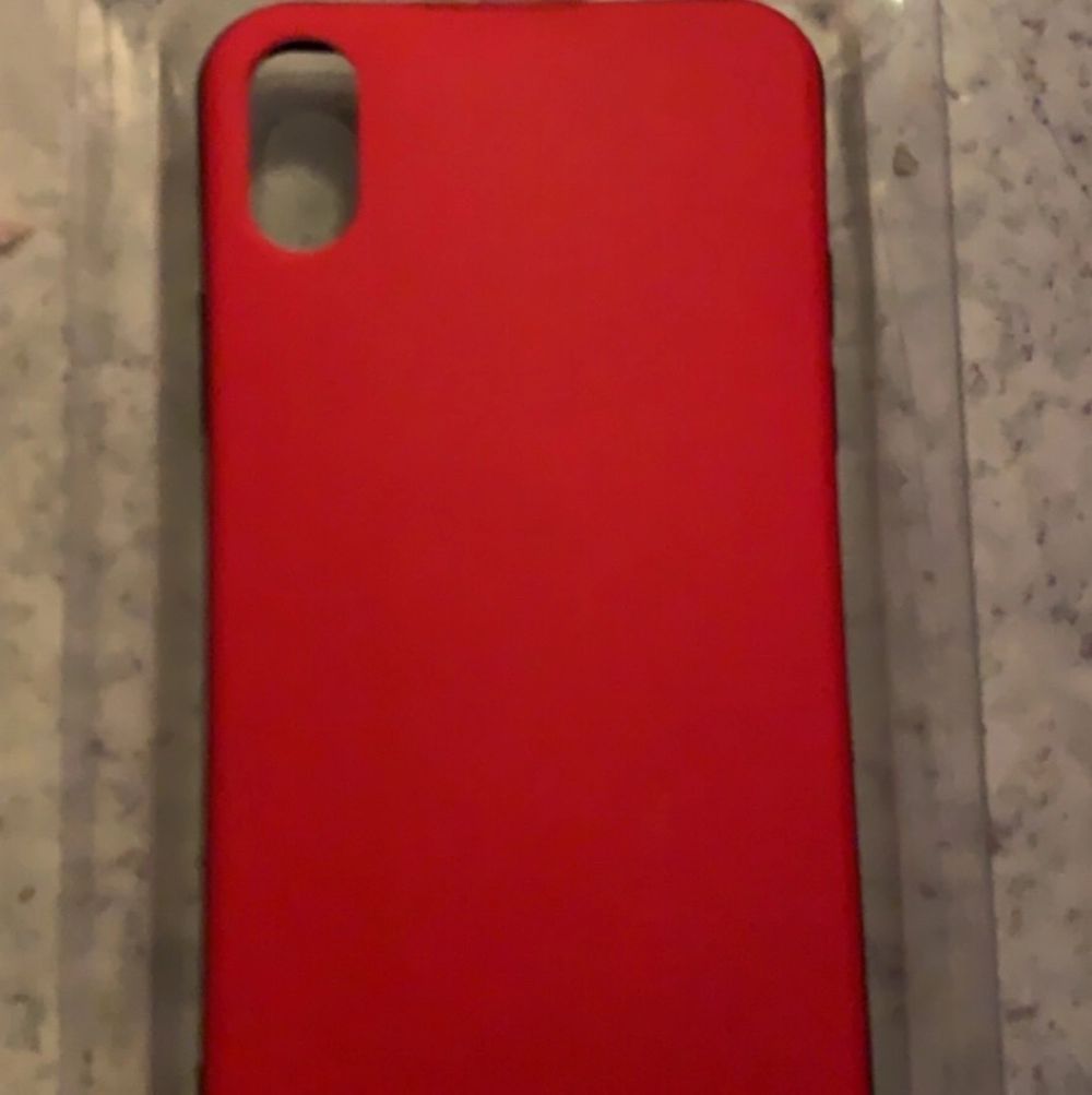 Den ändrar färg beroende på temperatur Varmt=Gult Kallt=Rött (Man kan ändra me händerna)Jag har iPhone Xr pappa köpte fel därför säljer jag den är helt ny:)Osäker på frakt påsen men vi diskuterar det om due intresserad;). Övrigt.