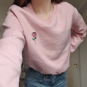 Rosa tröja - En jättegullig rosa tröja med en ros på🌹 Tröjan är köpt på H&M för något år sedan, den är använd en del men är i bra skick💓