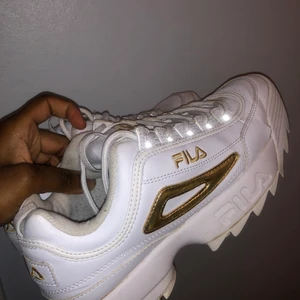 Fila (low) - Säljer dessa fina low Fila skor, använt dem en sommar, Storlek 39. Säljer dem för 600kr, (kom med buda) original pris 850kr BARA seriösa köpare! 