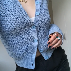 Ett super söt Baby blue stickad kofta. - Så söt stickad baby blue kofta, detta är en sånt plagg för vilken årstid som helst. Den går att knäppa upp på olika sätt och är super söt om man lagrar den med flera plagg. Skulle även vara en super söt sommarkvälls tröja🤩. Köparen står för frakt💙🦋