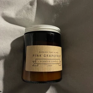 Doftljus - Doftljus med lukt av pink grapefrukt, köpte för jätte längesen och den står bara i rummet i h dammar