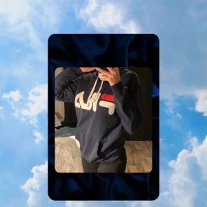 Fila hoodie  - En snygg mörkblå fila hoodie. Storlek S, frakt kostand 79kr