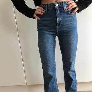 Blåa jeans från Gina tricot. Sitter tight över upptill och är utsvängda nedtill. I bra skick. I strl 34 men uppklippta för att passa 158 cm, dock är dem lite kortare i modellen. Köparen står för frakt🥰 Buda gärna i kommentarerna❣️