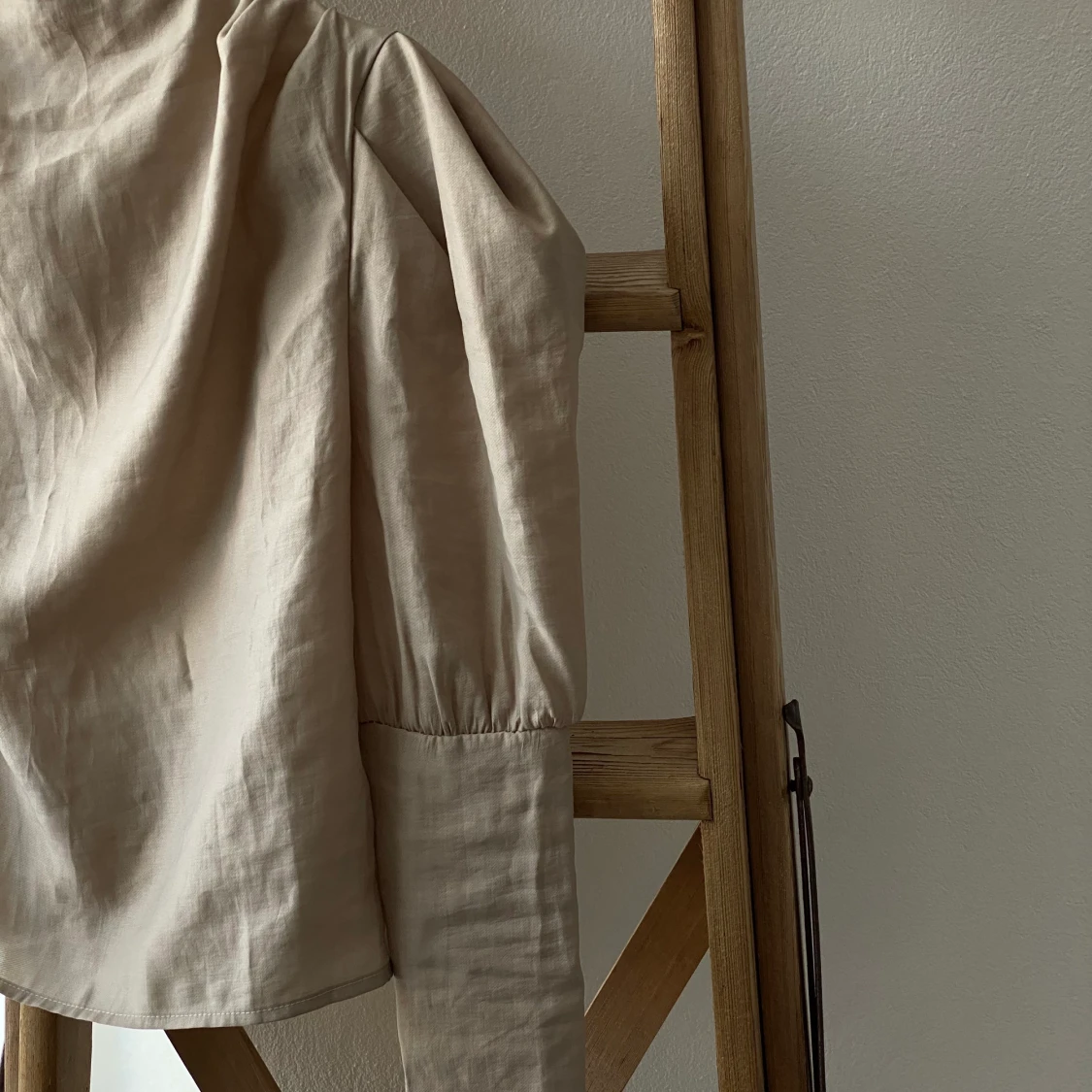 Blus med puffärmar  - 90