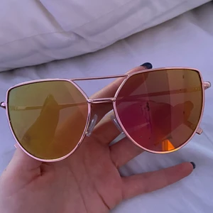Solglasögon  - Säljer mina cat eye solglasögon i roséguld, reflekterande glas, använda ett fåtal gånger men använder inte längre då jag hittade ett par jag gillade mer. Mycket bra skick