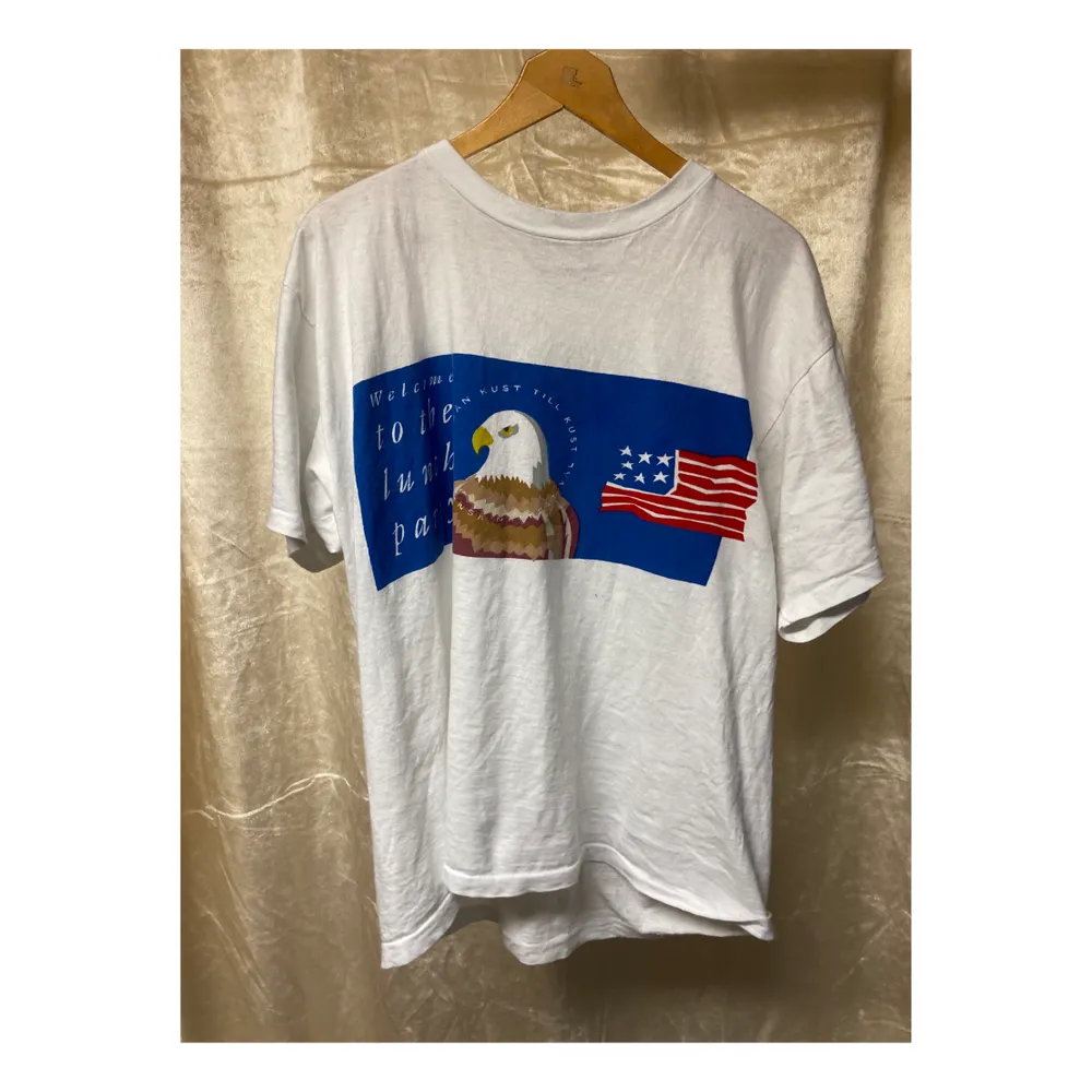 Vintage white t-shirt with print (see last picture for close up on print). Flattering fit and in good condition. Model in pictures usually wears a M/L. If you have any questions send us a DM!  . T-shirts.
