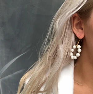 Underbart fina örhängen, helt oanvända 🌹 - Gör dessa själv, dessa finns i både glaspärlor & plastpärlor, du väljer själv vilka. Med glaspärlor kostar de 75:- och med plast 60:-.