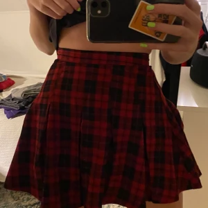 Rutig kjol - Väldigt liten i midjan. Jag har vanligtvis storlek S och  är ca 172cm lång. 