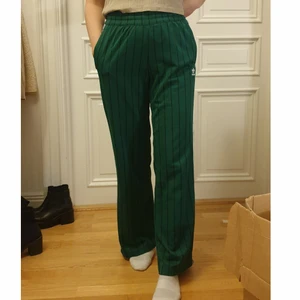 Adidas sweatpants  - Ett par snygga raka adidasbyxor med mellanhög midja. Älskar dem men använder bara för sällan, därför jag säljer. 