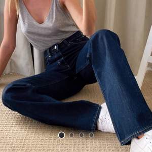 (Inte mina bilder) Riktigt fina mörkblå jeans från Weekday. De är i modellen Voyage som liknar den klassiska modellen Rowe väldigt mycket, det innebär raka ben. De har använts några gånger men är i jättebra skick.                   Originalpris är 500kr. Priset går att diskutera :)                                                   Storlek 30/32