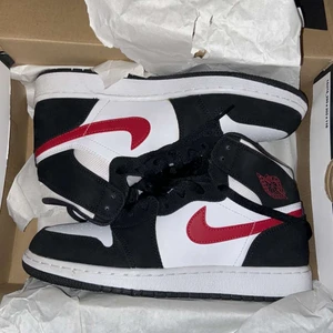 Jordan 1 mid  - Jordan 1 mids oanvända box lite damage säljer billigt för vill bli av med dom dom är äkta såklart köpte ifrån goat 38.5 men jag har 39/39.5 o dom funkar fint på mig